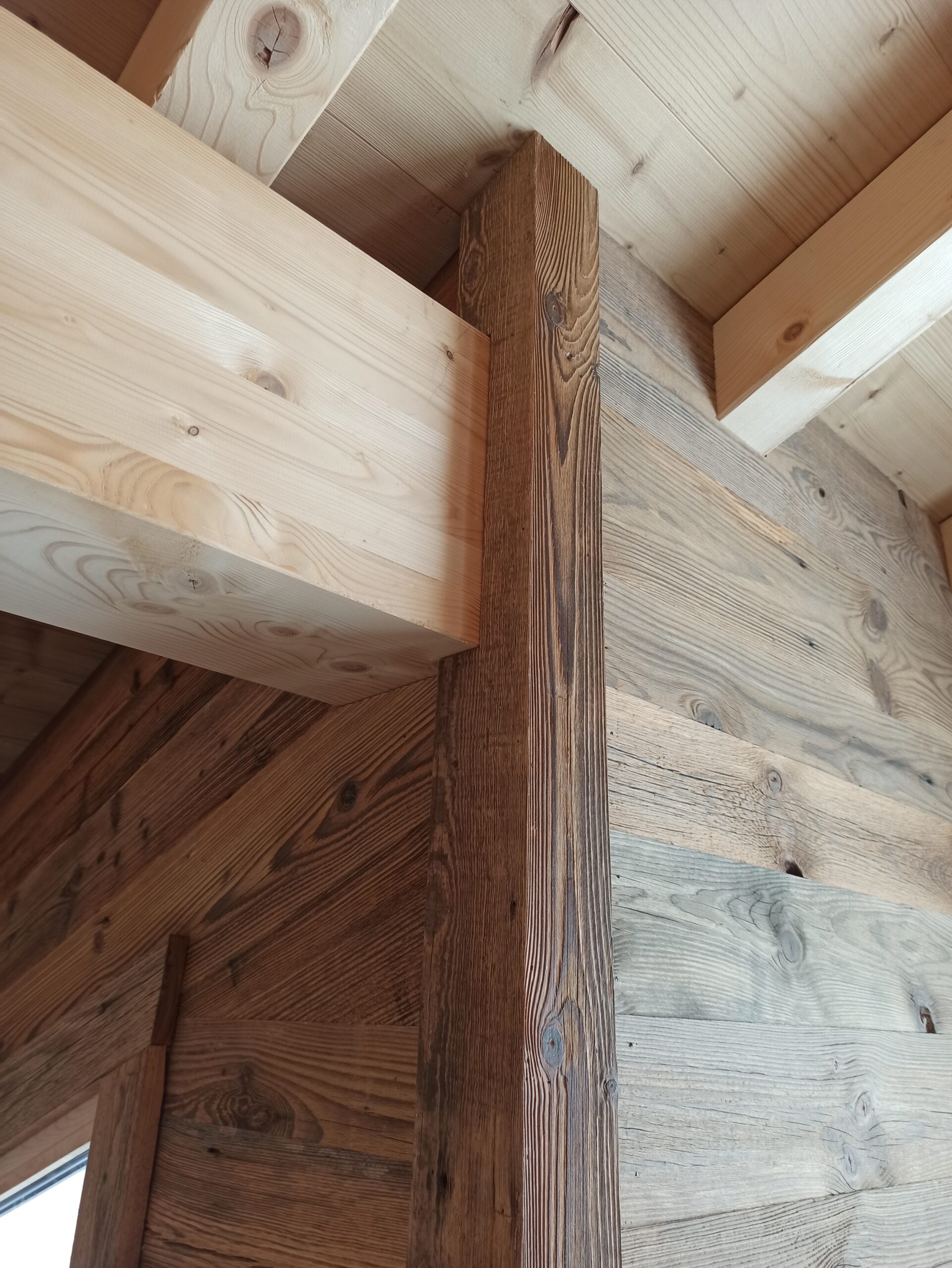ściany i stropy w konstrukcji ze starego drewna