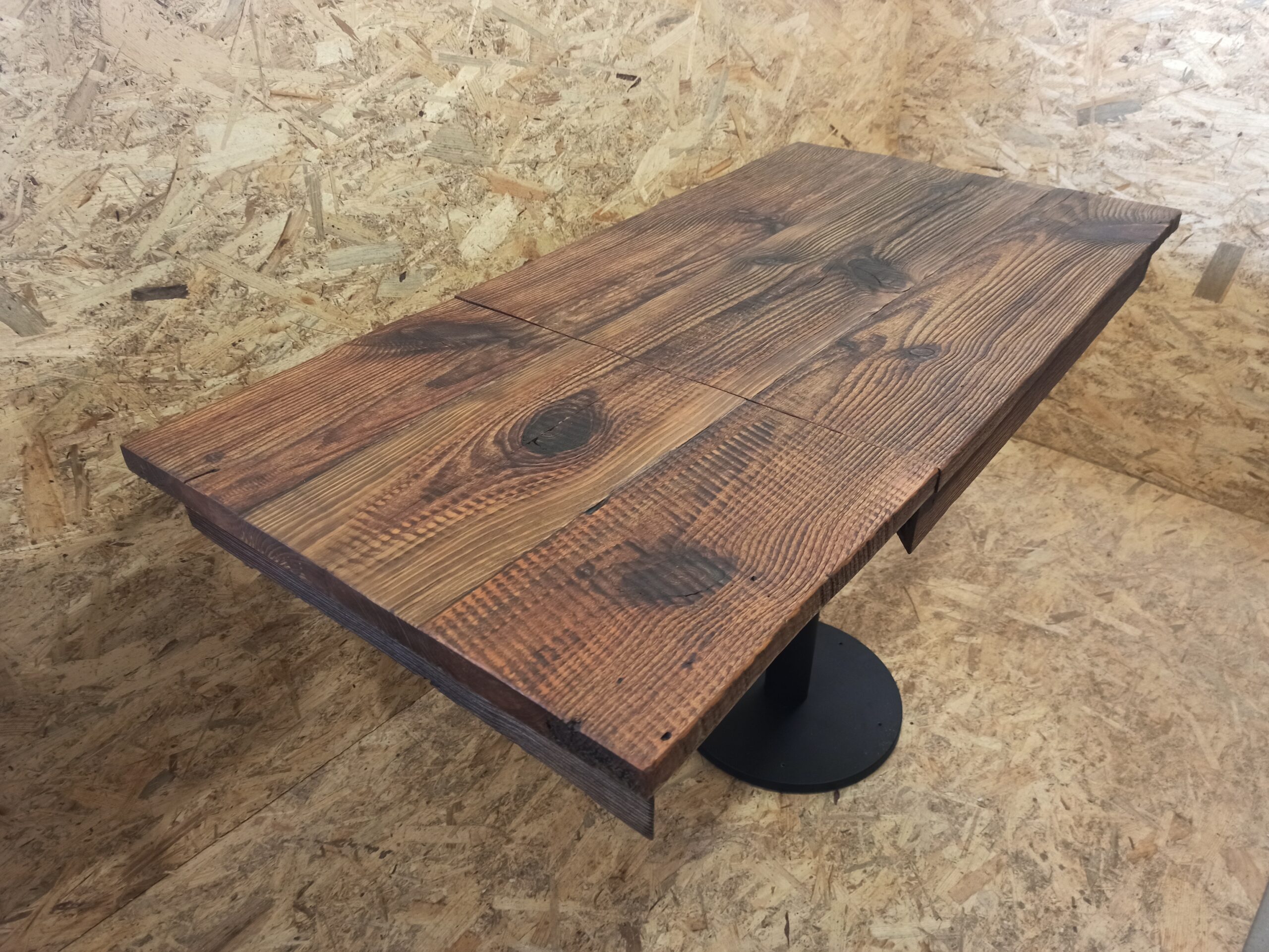 Stół ze starego drewna z wysuniętym blatem