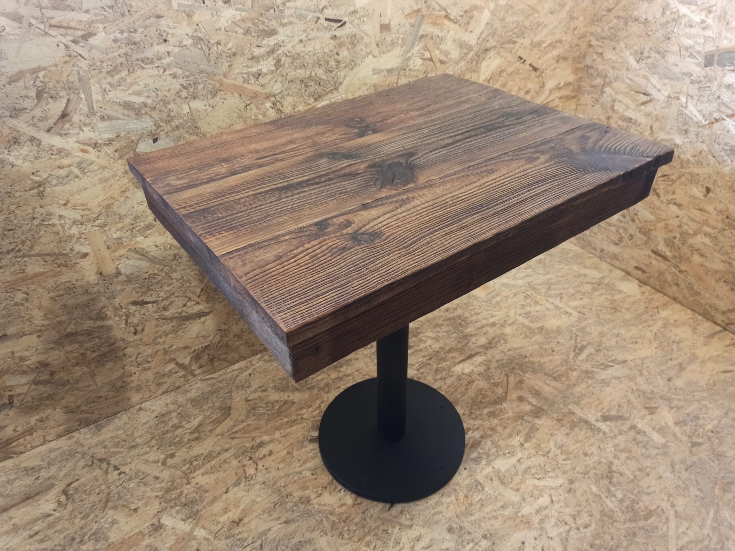 Stół ze starego drewna wykonany na zamówienie