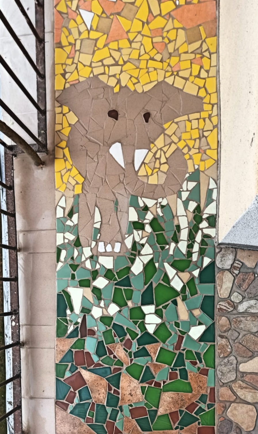 mozaika z płytek ceramicznych na balkonie